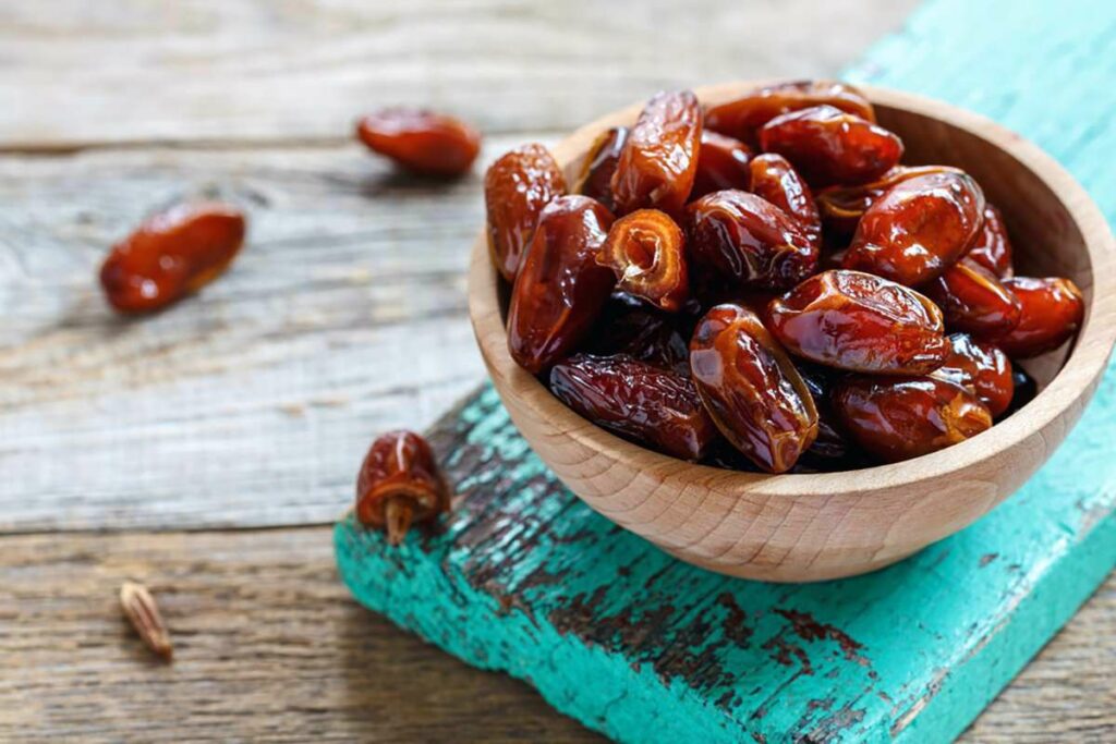 A practical business guide to the Ramadan dates trade: why bulk buying pays, what drives wholesale prices, choosing a reliable supplier, negotiating terms and protecting your margin through the season.